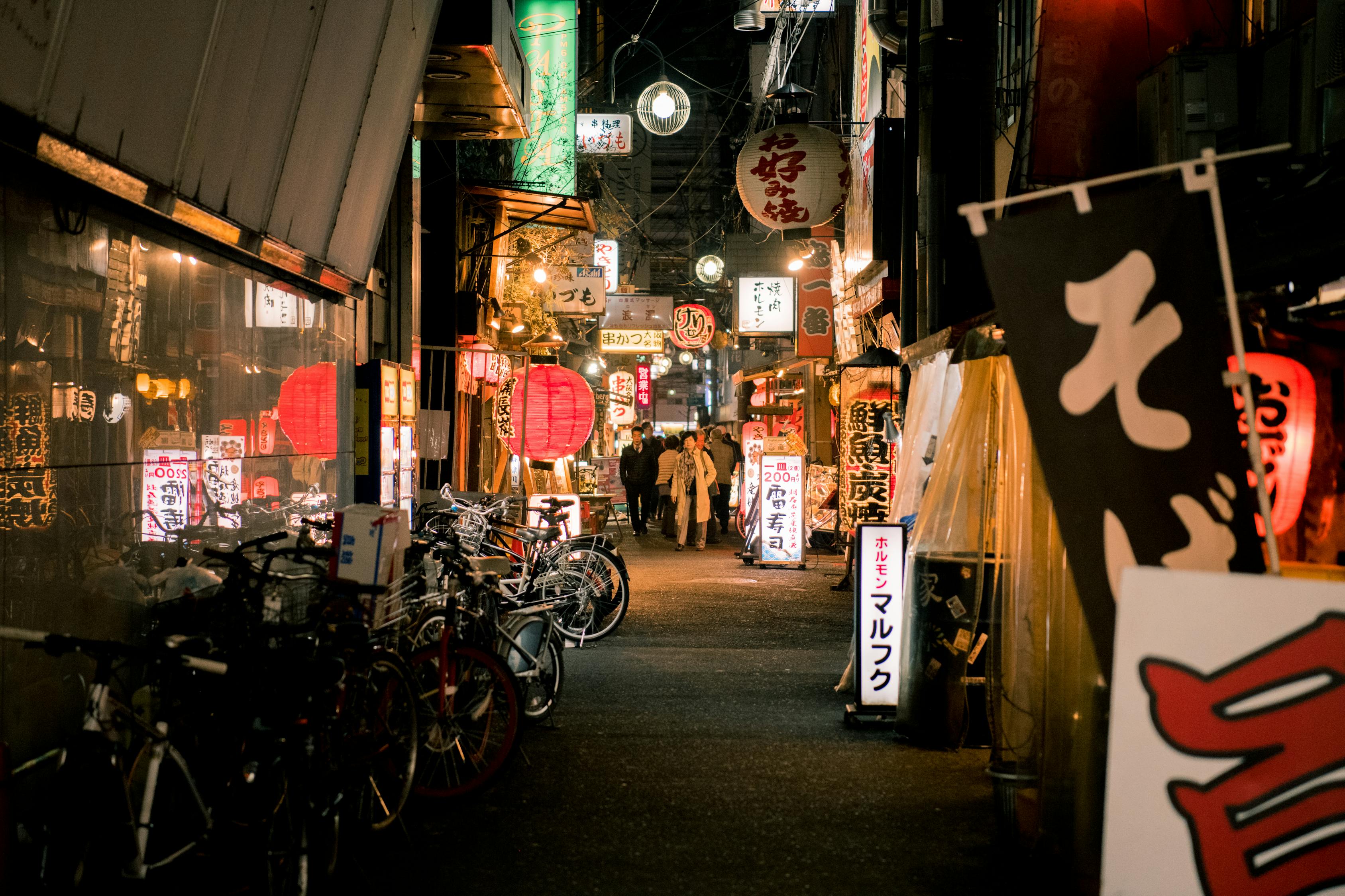 日本一地傍晚突现巨大蓝色光柱，神秘现象引发猜测与热议