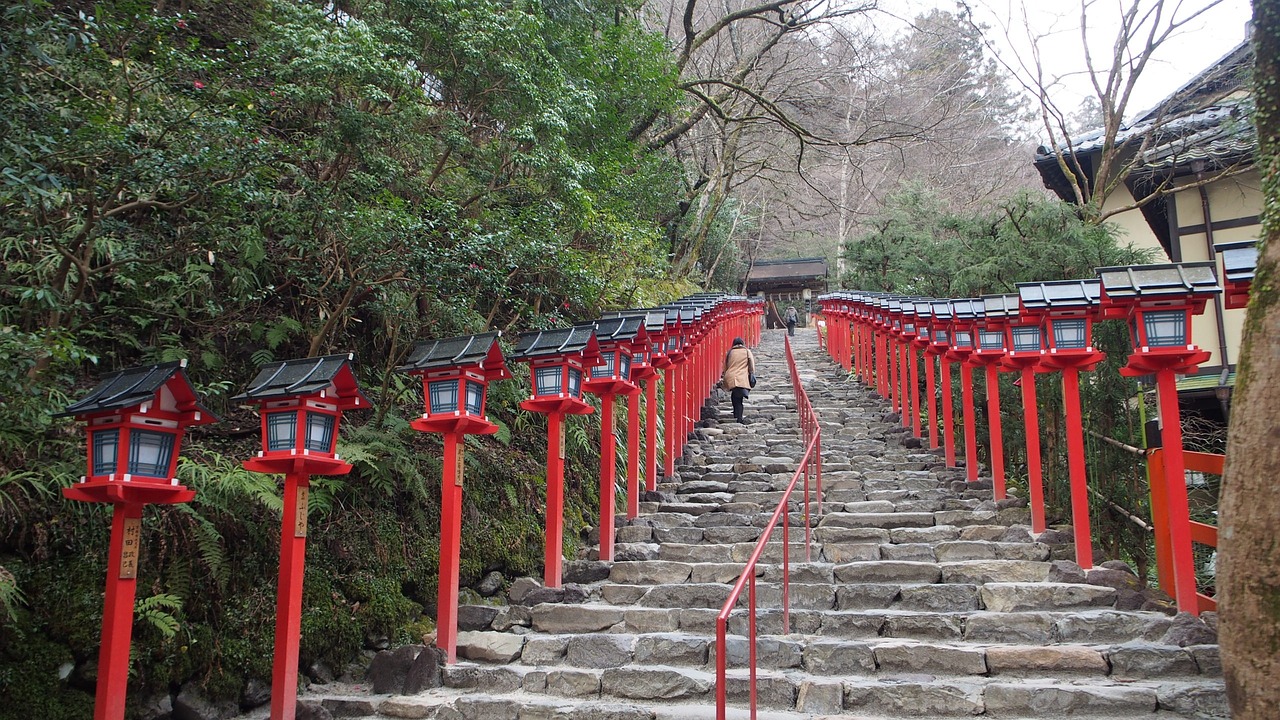 日本首相石破茂不参加靖国神社大祭，政治决策背后的考量与平衡