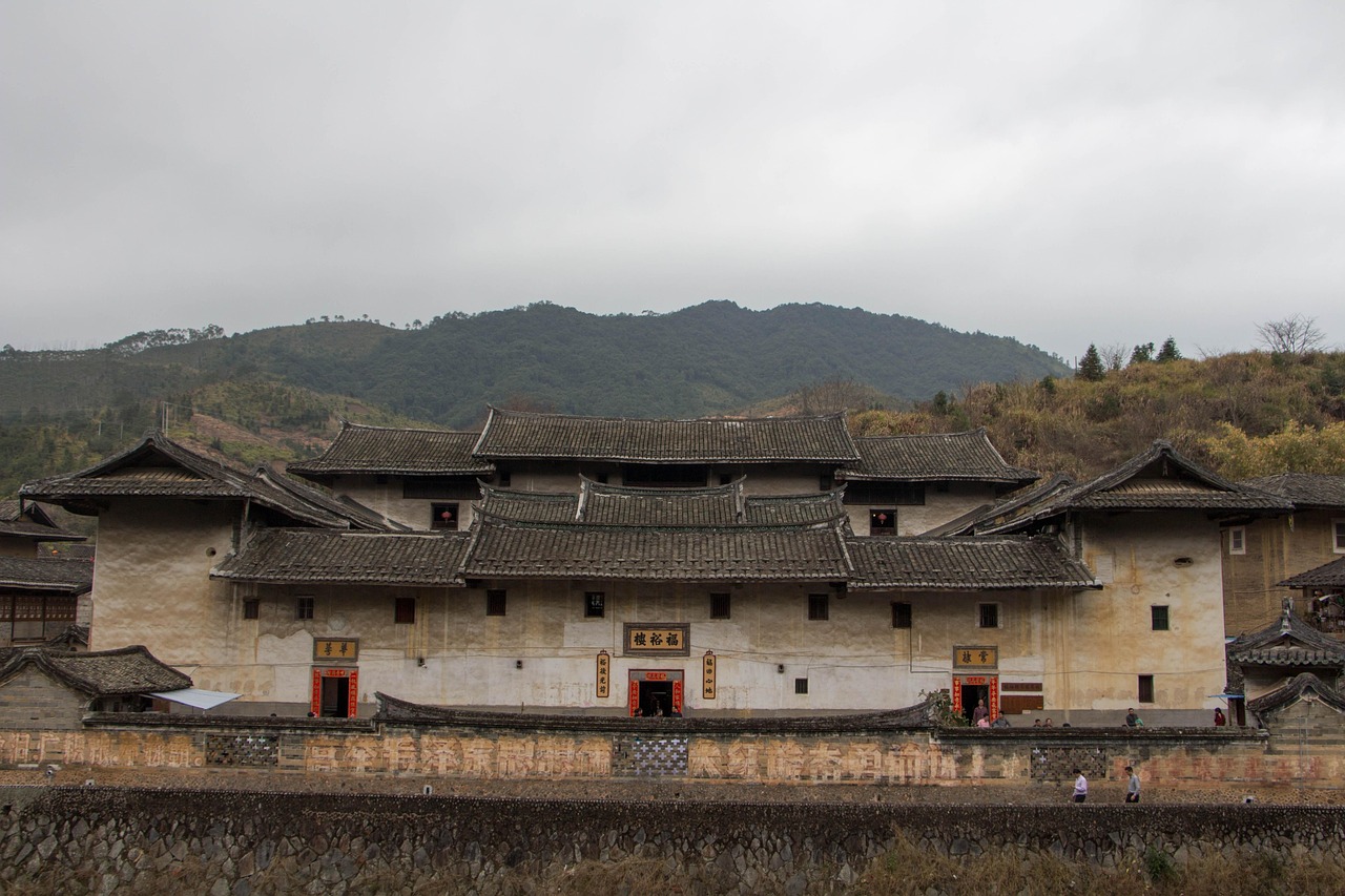 探索福建秘境南靖县，千年的茶香与土楼的韵律